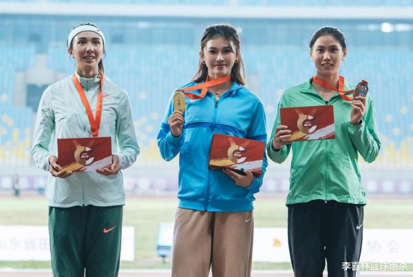 财富牛 又美又飒! 吴艳妮霸气夺冠坐领奖台: 人气火爆放言冲亚洲最好成绩